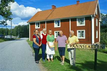Utanför hembygdsgården Vannslätten i Hallabro 2009.