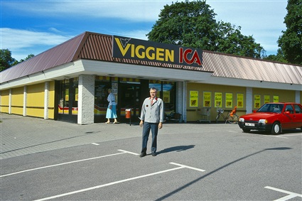 Johnny Eliasson utanför sin butik ICA Viggen i Kallinge 1989.