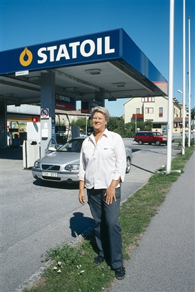 Lena Lundberg utanför Statoil i Ronneby 2008.