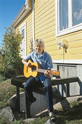 Per Dunsö utanför Gula huset vid badplatsen i Saxemara 2009.
