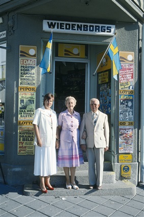 Siw, Astrid och Gunnar Wiedenborg vid Wiedenborgs Tobaks- och Pappershandel 1990.