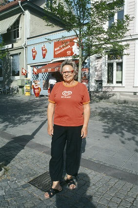 Marianne Andersson framför sin glasskiosk i Ronneby 2008.