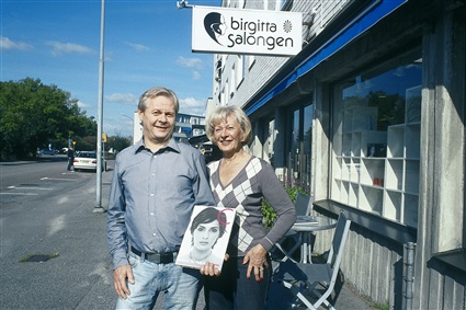 Jan och Birgitta Persson vid entrén till Birgitta-Salongen i Ronneby 2008.