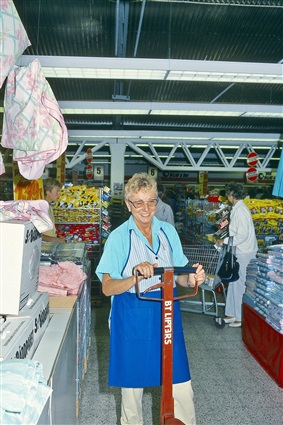 Asta Thernström i arbete inne på Kvantum i Ronneby 1989. 