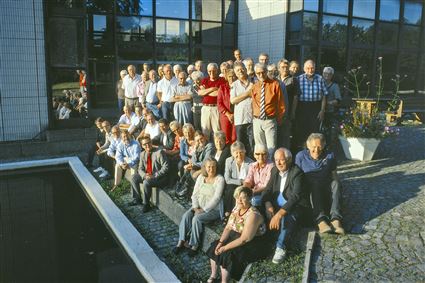 49 ledamöter i Ronnebys kommunfullmäktige samlade utanför stadshuset 2009.