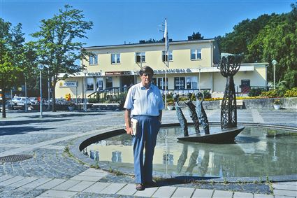 Före detta bostadsministern med mera Hans Gustafsson står vid torget i Kallinge 1991.