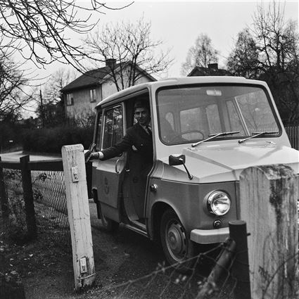 Nya postbilen Tjorven ute på provtur med postiljon Per-Olof Andersson i Ronneby 1968.