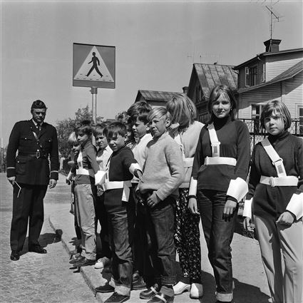 Skolpolisutbildning med polisman Hans Angelin på Fredriksbergsskolan i Ronneby 1966.