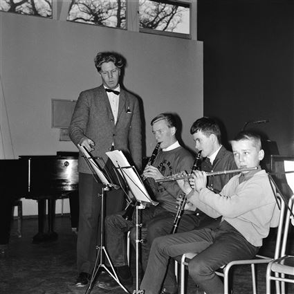Musikdirektör Åke Fridh undervisar elever på Samrealskolan 1964.