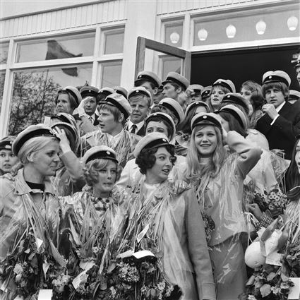 Ungdomar på Snäckebacksskolan i Ronneby som tog realexamen 1968.