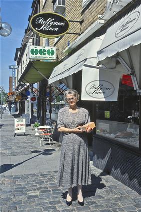 Eva Britt Ödman utanför sin butik Parfymeri Svanen på Karlskronagatan i Ronneby 1989.