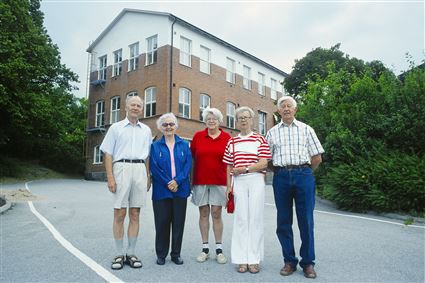 Personal från 1960-talet på Snäckebacksskolan i Ronneby, samlade år 2005 vid sin gamla skola.