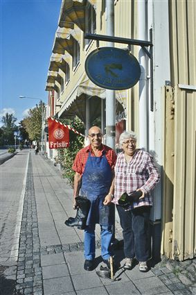 Skomakare Walter Santi med hustru Teresa Fajardo utanför skomakeri Lacazino på Strandgatan i Ronneby 2009.