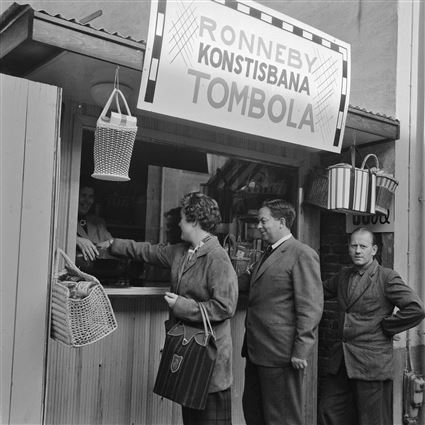 Tombolan för konstisbanan i Ronneby på Karlskronagatan 1961.