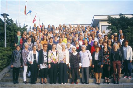 Damer i alla åldrar som tillhör, eller har tillhört Ronnebyflickornas IF, samlade vid Ronneby Brunn på Ronnebyflickornas IF:s 50-årsjubileum 2013.