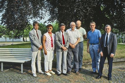Några av socialdemokraternas kommunfullmäktigeledamöter utanför stadshuset i Ronneby 1989.