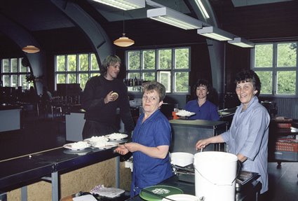 Birgit Andersson, Britt-Marie Johansson och Britt Svensson serverar mat i F 17:s matsal, 1991.