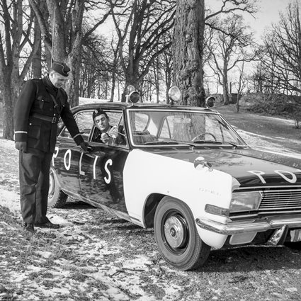 Hans Angelin och Willy Martinsson med Ronnebys första polisbil, 1965.