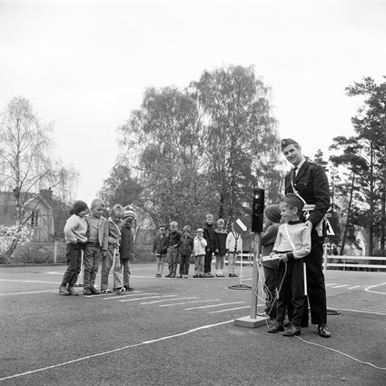 Willy Martinsson ger trafikundervisning för eleverna på skolan i Johannishus, 1968.