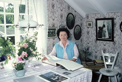 Margitha Gullberg inne i Blekingestugan vid Silverforsen i Sörby, 1989.
