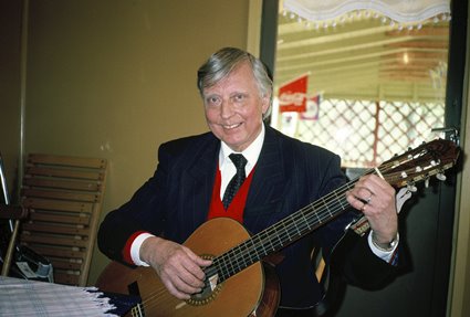Gunde Johansson på besök för att sjunga visor av Dan Andersson vid Silverforsen, 1992.