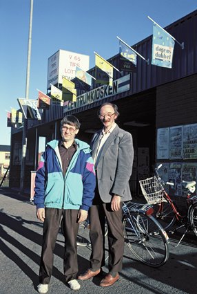 Alvar Ahl och Björn-Åke Petersson vid sin kiosk, Centrumkiosken i Kallinge, 1989.