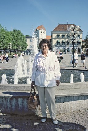 Kajsa-Lisa Gadd står på torget i Ronneby, där hon en gång hade sin glasskiosk, 1989.