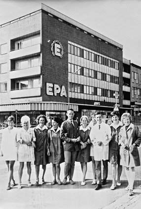 Några i personalen på EPA framför EPA:s varuhus i Ronneby, 1960-talet.