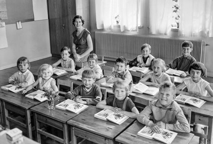 Klass 1 på Persborgs skola år 1957 med sin lärarinna Gudrun Bergström.