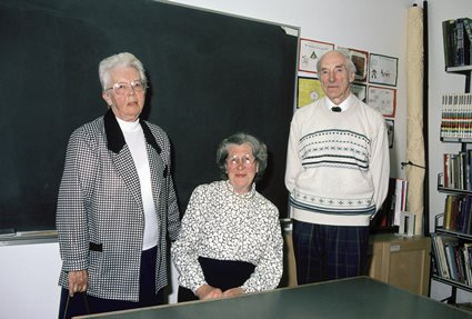 Siv Lägnert, Gudrun Bergström och Karl Bondesson, tidigare lärare på Persborgs skola, besöker sin gamla skola, 1993.