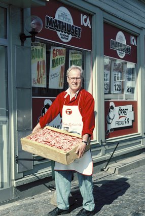Leif Gustavsson utanför sin affär Mathuset i Ronneby, 1989.