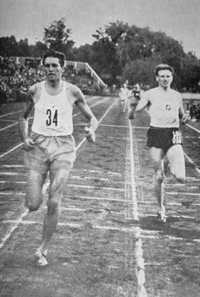 Bertil Andersson, "Ronneby-Andersson", slår Arne Andersson i spurten och sätter nytt svenskt rekord på 1000 meter, 1942.