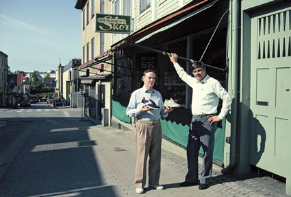 Gunnar och Rune Nilsson vid sin skoaffär på Prinsgatan i Ronneby, 1989.