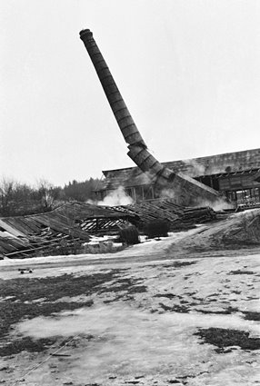 Sprängning av skorstenen på Bustorps tegelbruk, 1968.