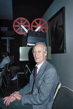 Filmaren John Nilsson från Djuramåla innan filmvisningen i Bräkne-Hoby började, augusti 1989.