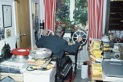John Nilsson sitter och redigerar film i hemmet i Djuramåla, augusti 1989.