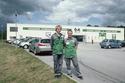 Emma Jacobsen och Jenny Jönsson på lågprisvaruhuset ÖoB i Sörby, juni 2010.