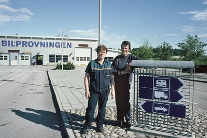 Karin Lundgren och Ewa Nilsson på Bilprovningen i Sörby, juni 2010.