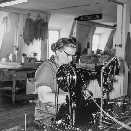 Nåtlerskan Ingeborg Magnusson i arbete på Weltings Läderfabrik i Ronneby, mars 1965.
