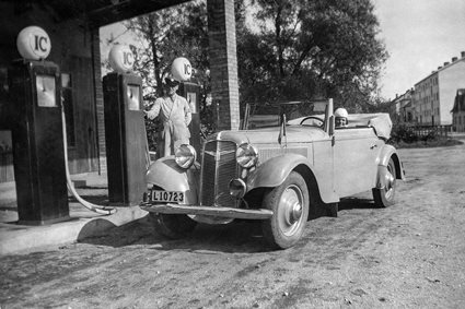 Albert Björk på IC:s bensinmack i Ronneby med en kund på macken, september 1946.