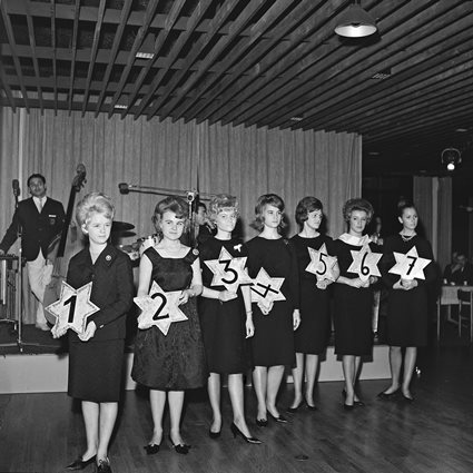 Luciakandidaterna i Ronneby 1963 samlade på Ronneby Brunn, november 1963.