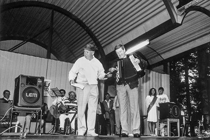 Kommunalrådet Roland Andersson spelar dragspel på Brunnskvittret i Ronneby, augusti 1991.