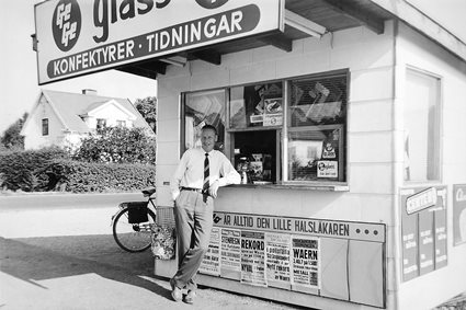Kioskägare Sixten Forsberg utanför sin kiosk på Vierydsvägen i Ronneby, september 1959.