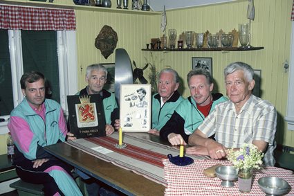Evert Oskarsson, Erik Gummesson, Nils Persson, Sten-Åke Petersson och Ove Gustavsson inne i Skogsvandrarnas klubbstuga vid Sänksjön i Kallinge, juli 1991.
