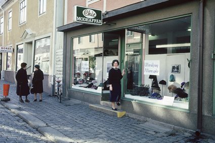 Agnes Karlsson utanför Modeaffären Chic, som hon snart skulle stänga, februari 1989.