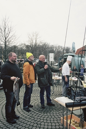 Gert Fylking och Robert Aschberg håller auktion på torget i Ronneby, 2009.