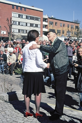 Inge Malmberg tackar Socialdemokraternas partiledare Mona Sahlin efter hennes tal på torget i Ronneby, 2009.
