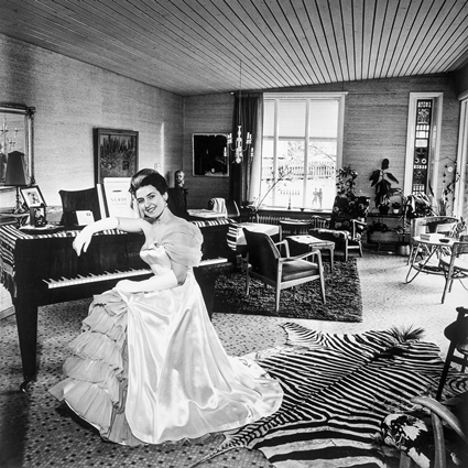 Sylvia Mang Borenberg, som 1959 startade Sveriges första privata operaskola i Roneby, 1964 eller 1965.