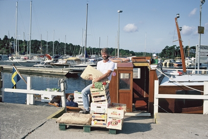 Stefan Rasmark, skeppare på båten Karöline i sundet mellan Ekenäs och Karön, 1989.