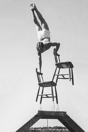 19-årige Lasse Thörngren som gymnast och akrobat utanför torpet i Kallinge, 1949.